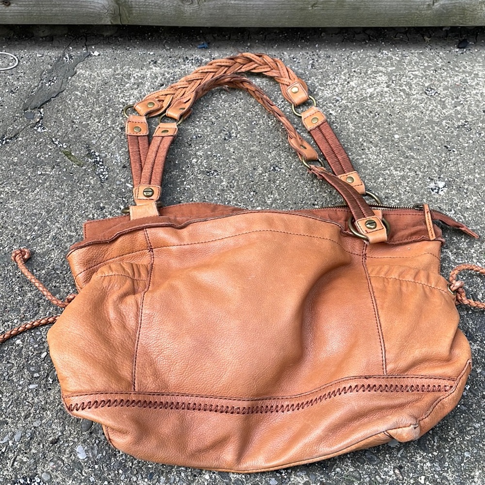 Roomy leather tote with lots of pockets